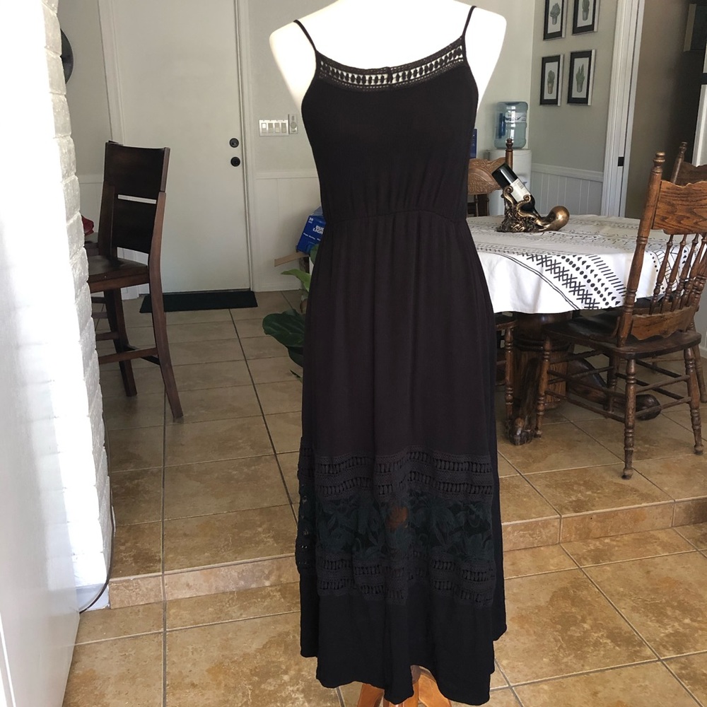 Long romantic dress w lace accents